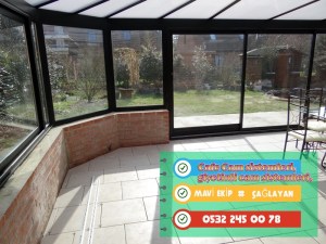 Cafe Cam sistemleri, giyotinli cam sistemleri, Cam ile kapama. MAVİ CAM 0532 245 00 78  Cam ile Kapatma, Cam Kapatma Uygulayıcısı, Mavi Cam, 0532 245 00 78  Kış bahçesi, Kısaca; Cam vb. örtü ile çevrelenmiş içinde oturulabilir bahçe. Çevresi camlarla çevrili küçük cam evler görünümündeki kış bahçeleri, evlerde dört mevsim sıcak ve aydınlık bir bahçe keyfi yaşatır.
